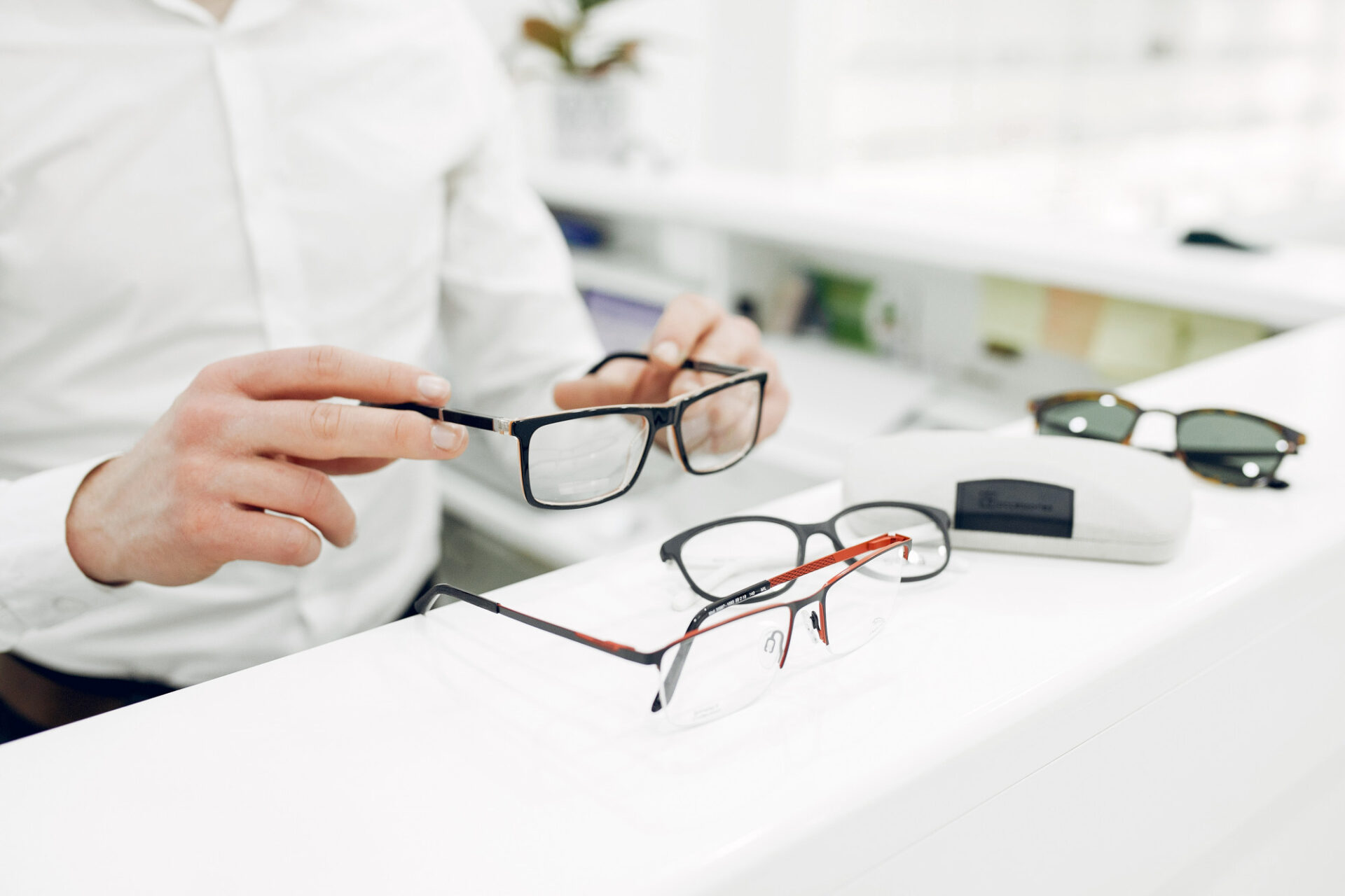 Choosing the Right Glasses for Better Vision and Eye Health