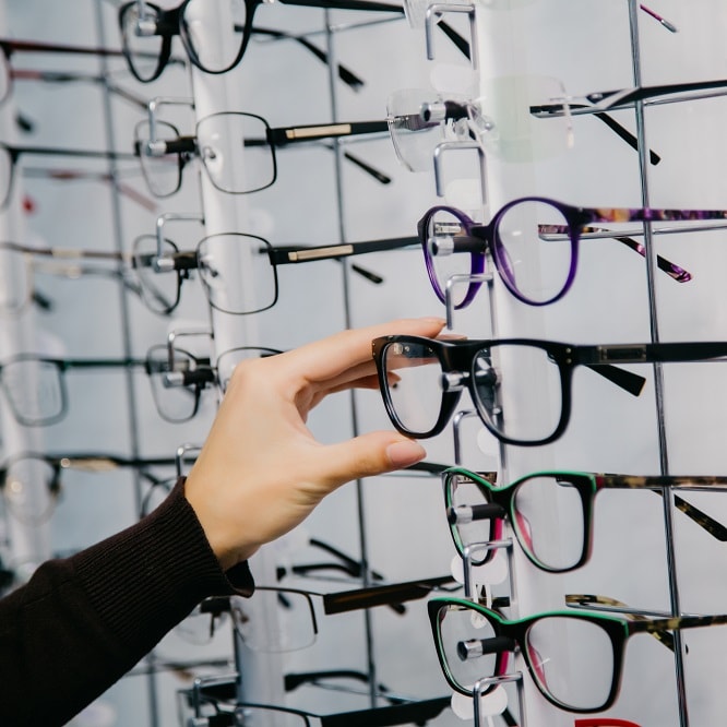 Choosing the Right Glasses: A Guide to Style and Fashion